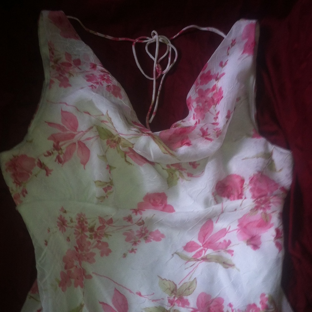 ❤Beautiful floral cowl neck, V shaped back ties💕